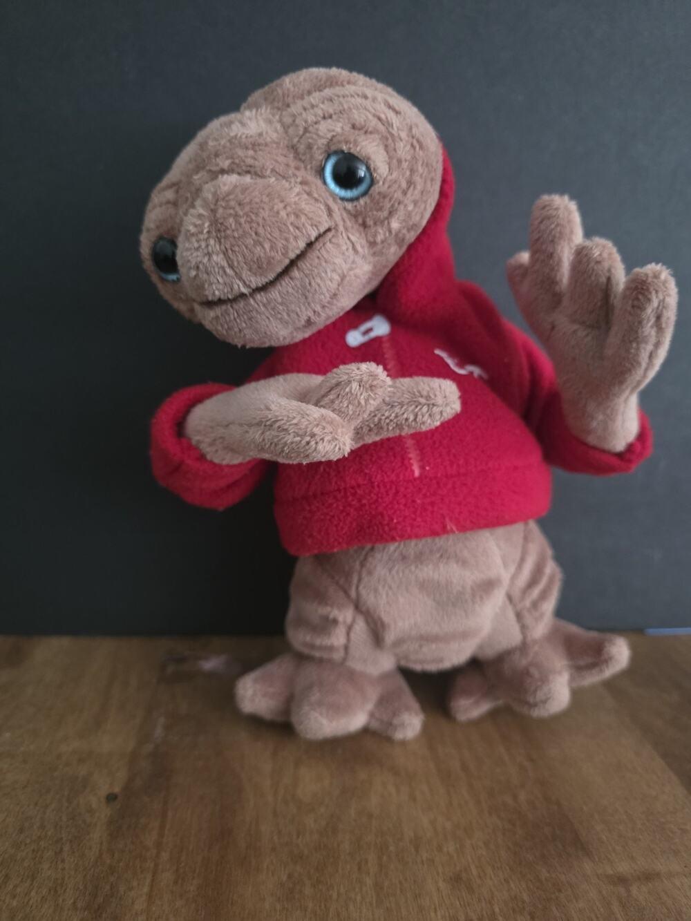 UNIVERSAL STUDIOS 9" E.T.EXTRA TERRESTRIAL RED SWEATSHIRT PLUSH TOY